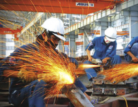 Ưng Hoàng Phúc được vợ chăm chút ở buổi chụp ảnh