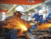 Ưng Hoàng Phúc được vợ chăm chút ở buổi chụp ảnh